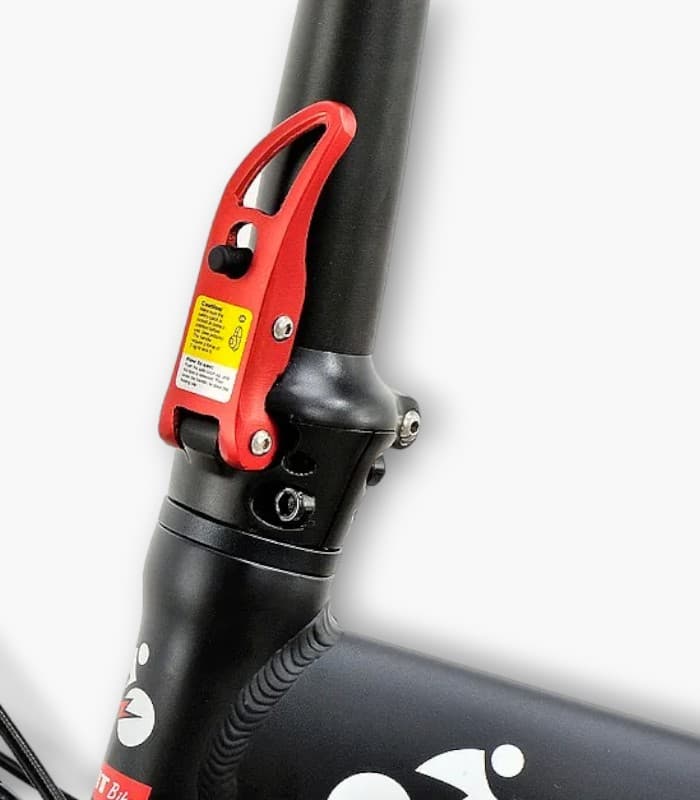 אופניים חשמליים SMART BIKE M3 48V - תקריב מנגנון קיפול מהיר אדום בעמוד הכידון