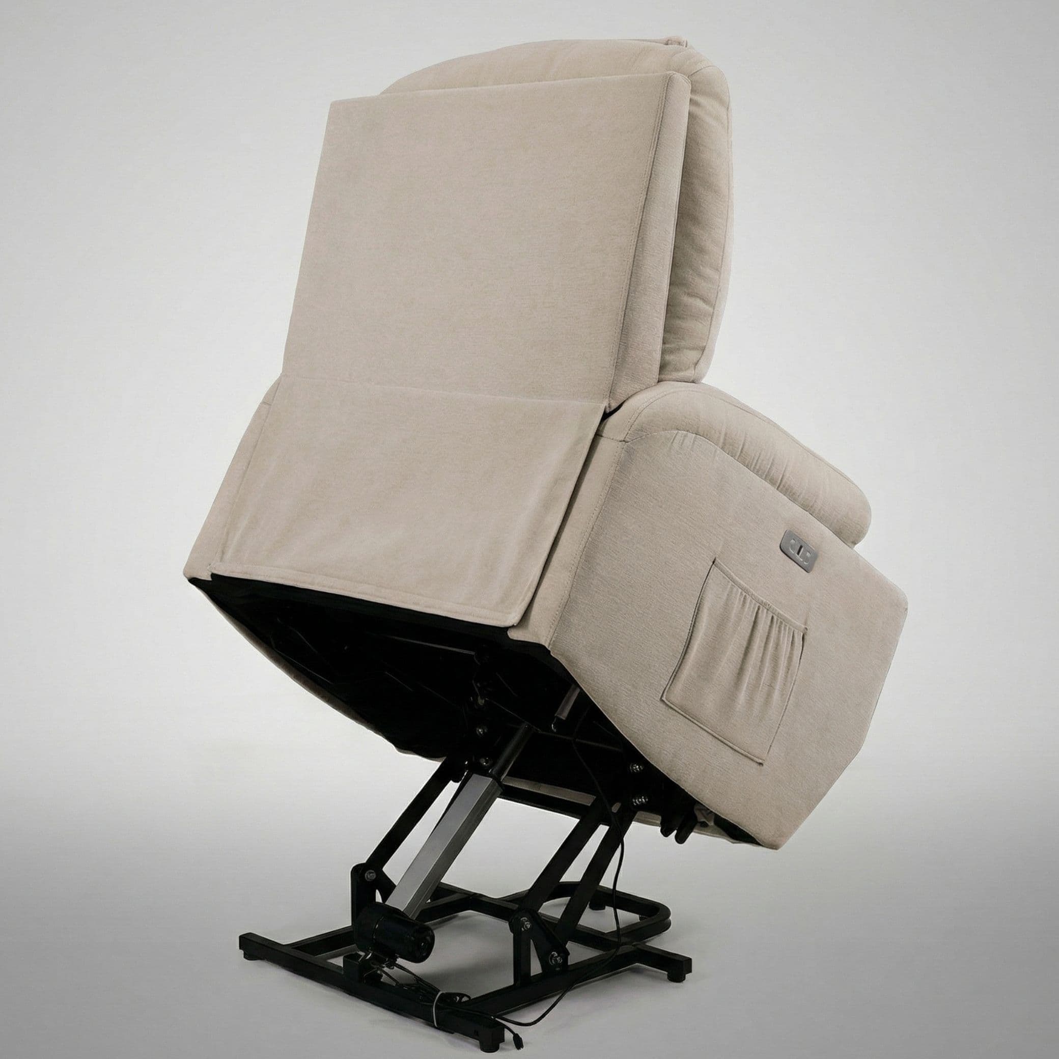 מנגנון Lift חשמלי של כורסת קימה Dolce Vita Milano במצב הרמה לסיוע בקימה