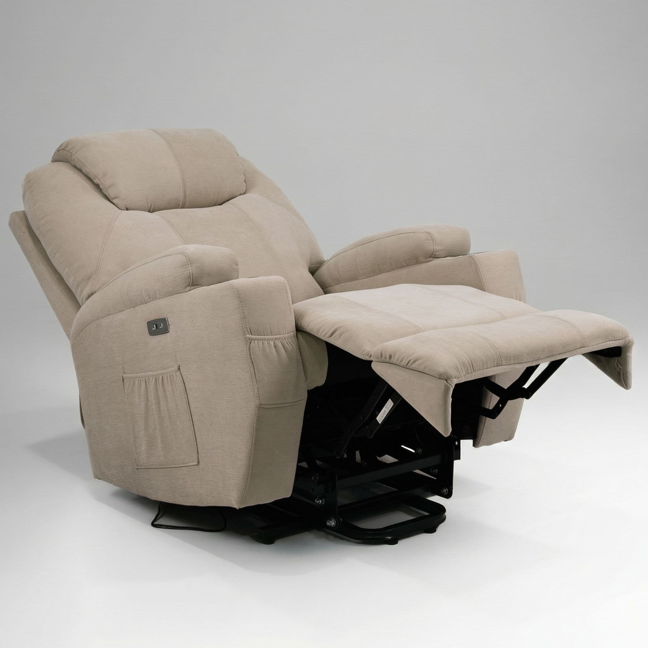 כורסת קימה Dolce Vita Milano במצב ריקליינר מלא עם הדום רגליים ויציאת USB