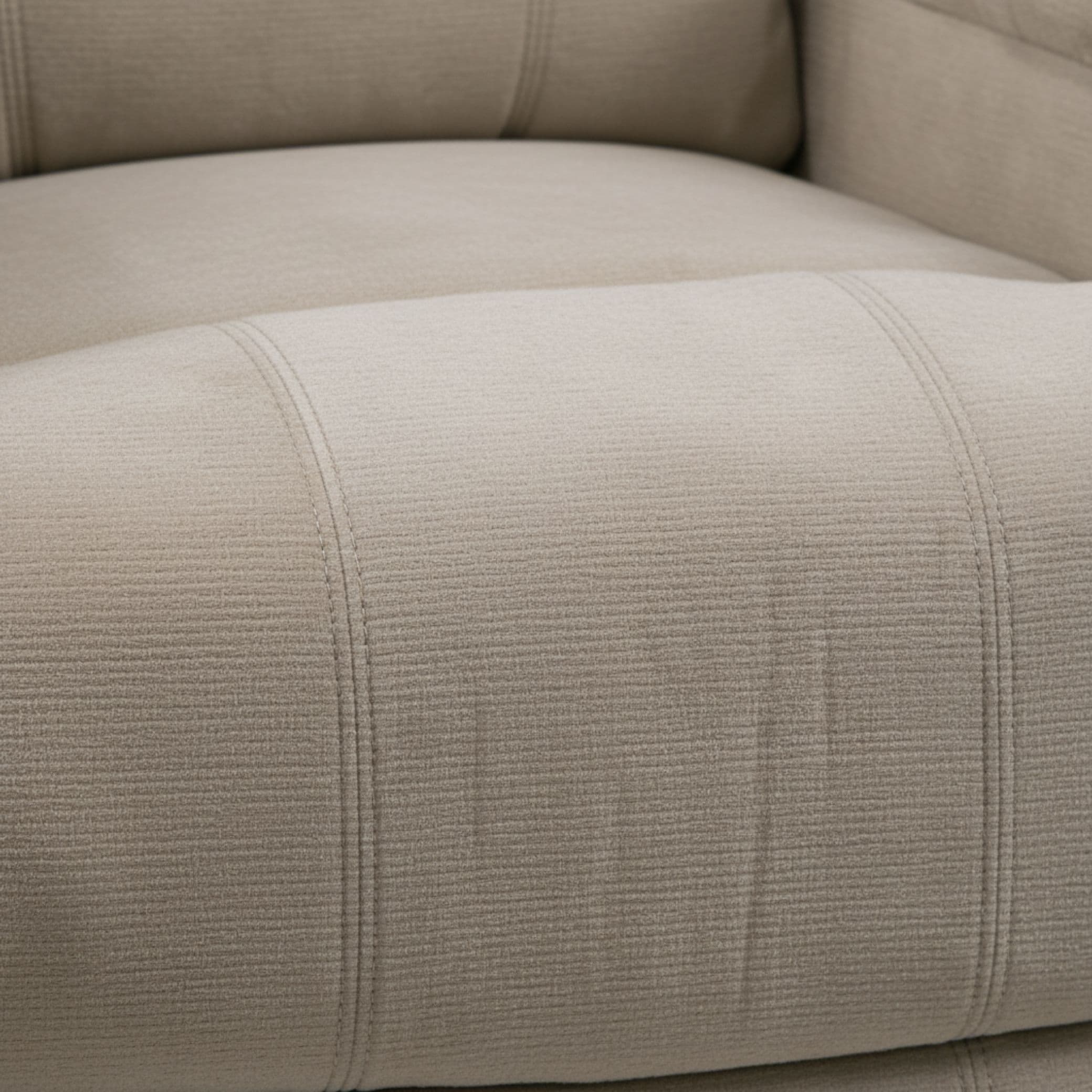 תקריב בד איכותי של כורסת קימה Dolce Vita Milano בצבע בז' עם תפרים מדויקים