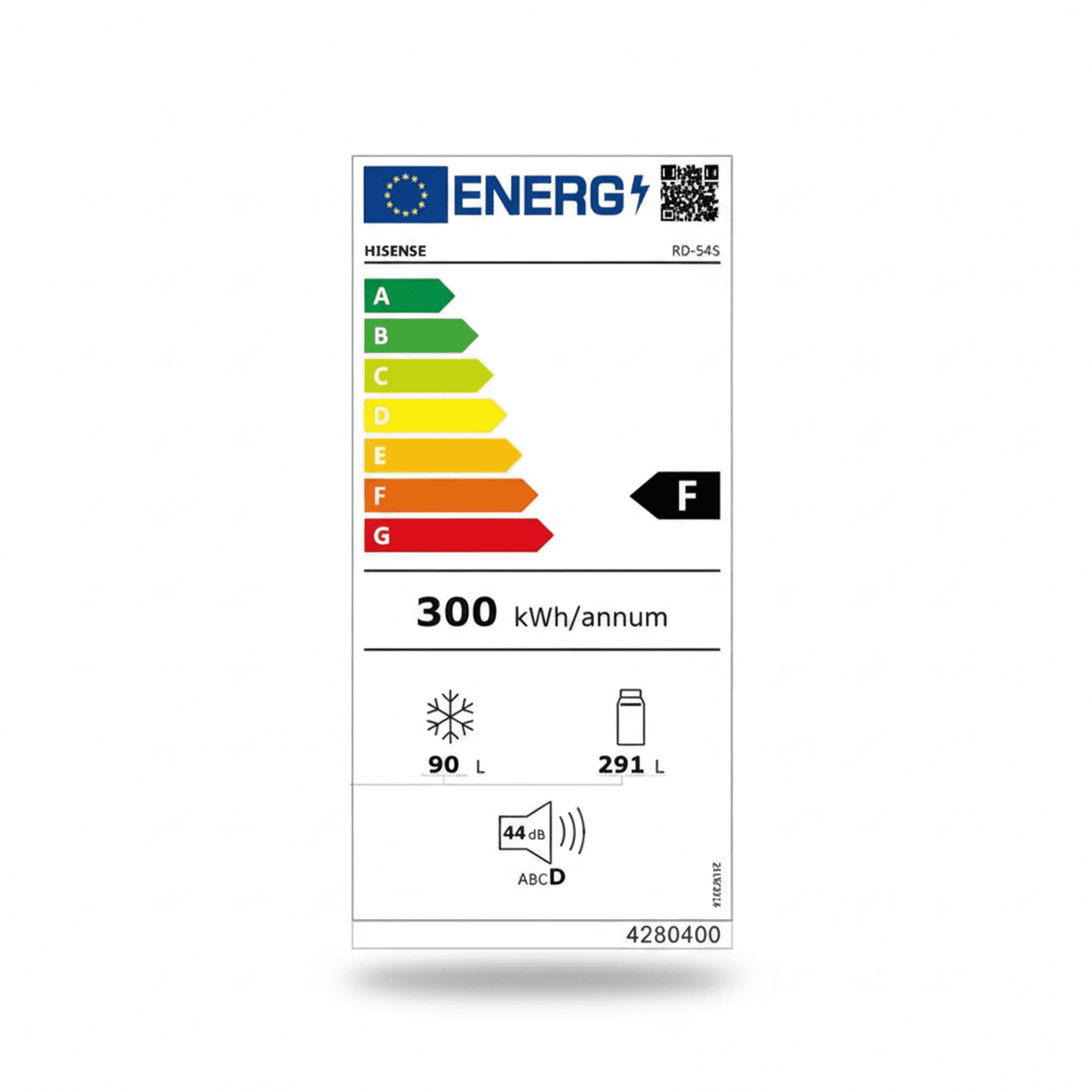 מקרר הייסנס RD54S עם דלתות פתוחות להצגת סידור המדפים הפנימי ותא ההקפאה