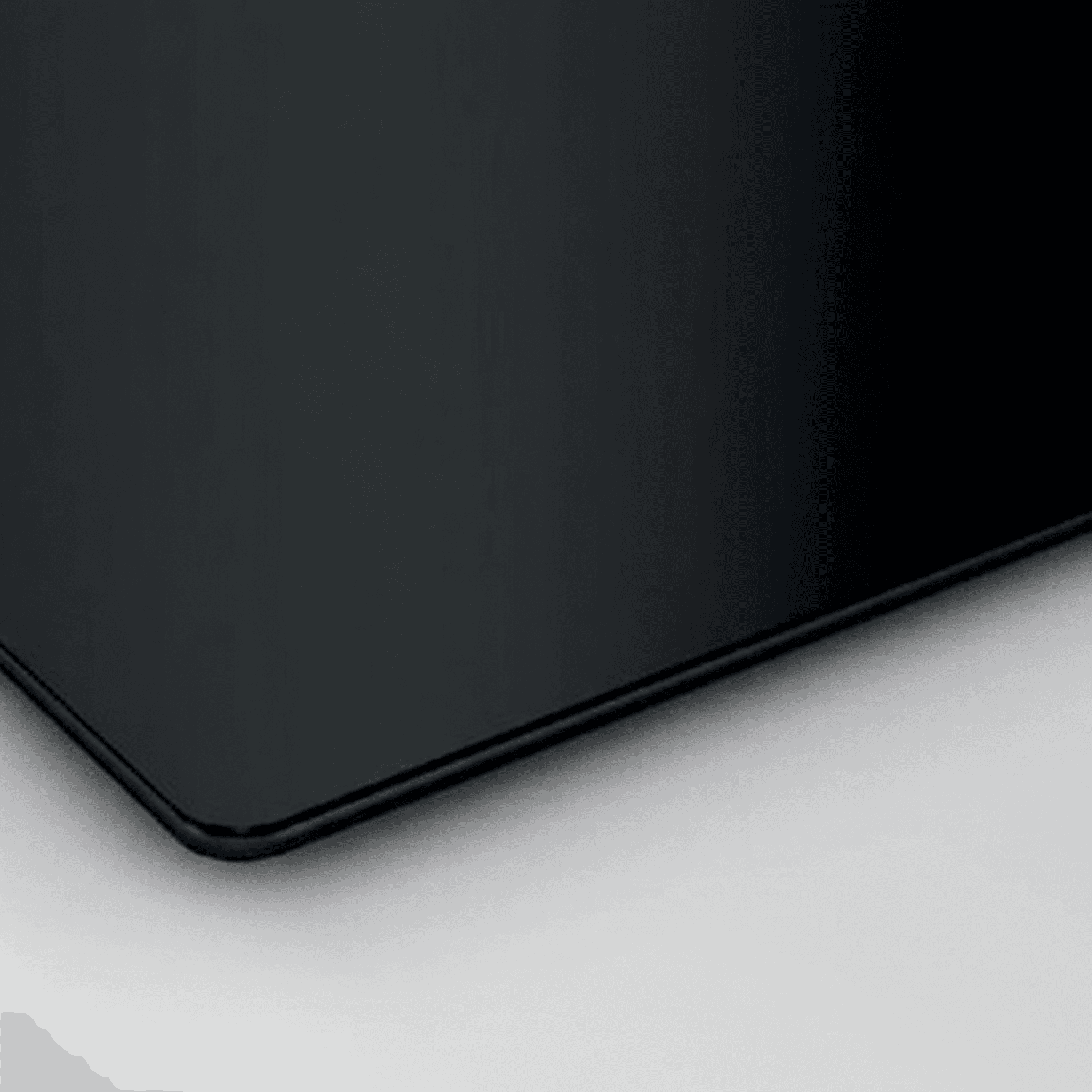 תקריב פינת כיריים Bosch PVS61RBB5E המדגיש את הפרופיל הדק וקצה מעוגלת של משטח הזכוכית השחורה